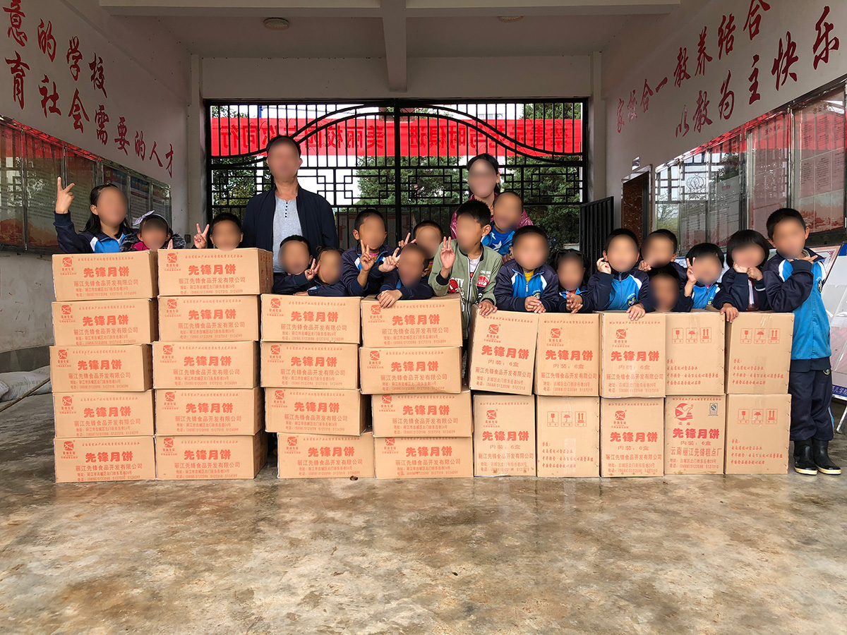 慰問(wèn)福利院、聾啞學(xué)校