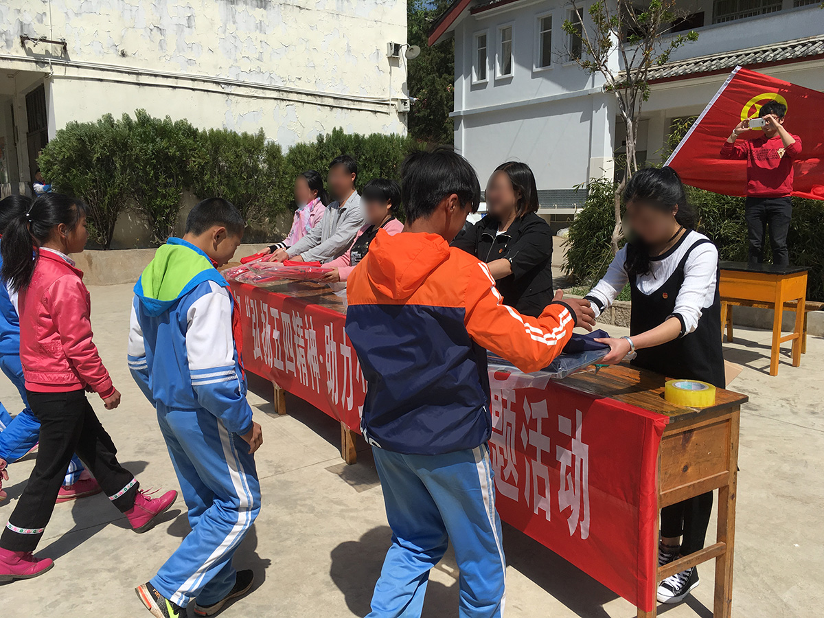 慰問(wèn)福利院、聾啞學(xué)校
