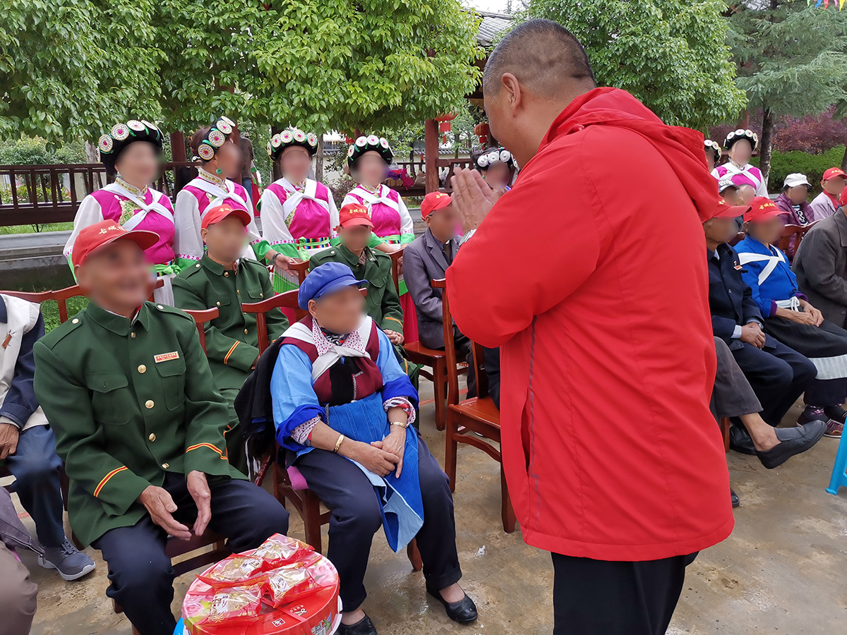 慰問(wèn)福利院、聾啞學(xué)校